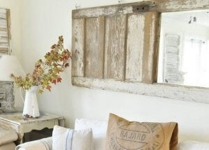 gammel dør på væg