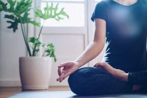 kvinde der mediterer