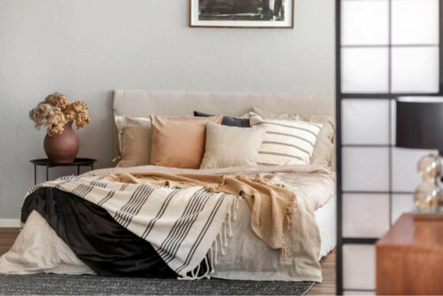 senge med en masse puder er et godt valg, hvis du ønsker at transformere dit soveværelse