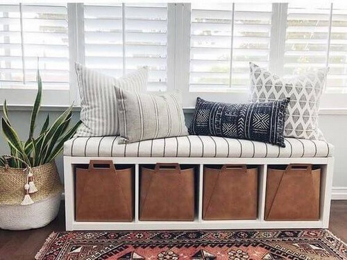 Bænk pyntet med flotte puder