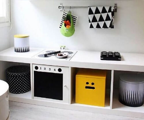 Børneværelse dekoreret med reoler 