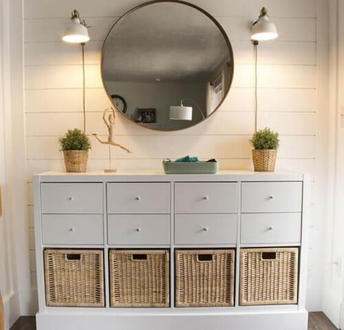 Entré udsmykket med KALLAX-reoler fra IEKA