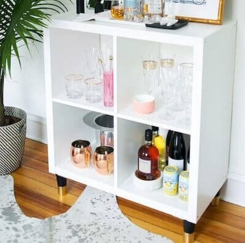 Minibar lavet af KALLAX-reoler fra IKEA