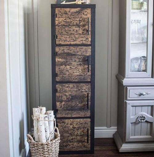 Rustikt skab med trælåger