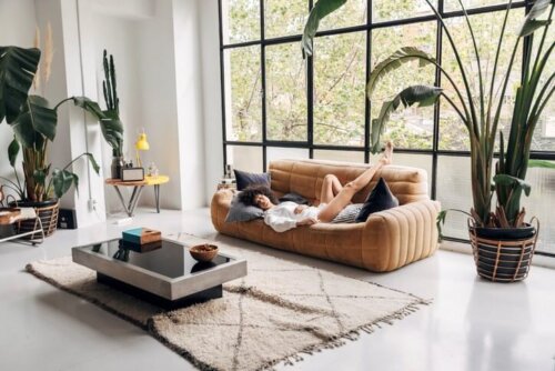 Person slapper af i sofa i en stor stue