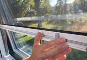 Insektnet: Løsningen til at holde flyvende insekter ude af huset